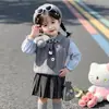 Conjunto de três peças de suéter xadrez, colete e blusa com mangas bufantes estilo universitário para meninas coreanas, nova moda infantil de outono 2026 para o campus