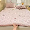 2026 Novo Inverno Quente Leite Fleece Estampado Espessado Macio Colchão Inverno Mais Veludo Protetor Almofada de Cama Estudante
