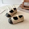 Sapatos de couro para meninas, nova coleção outono 2026, com sola macia, bico fino, sapatos de princesa para crianças, estilo francês, sapatilhas Mary Jane inspiradas em Chanel