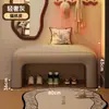 Se puede colocar un banco en la entrada del vestíbulo, sirviendo como banco para cambiarse los zapatos, un banco largo, un banco al pie de la cama, o un banco acolchado suave para el vestidor o el probador, proporcionando un lugar para descansar.