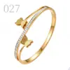 Pulsera de Acero de Titanio para Mujer, Superficie Espejada de Mariposa Dorada con Diamantes, Joyería de Acero Inoxidable de Lujo Ligero Europeo y Americano, No se Desvanece, Venta al por Mayor de Fábrica