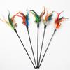 Gato provocando vara de penas elásticas brinquedo para gatos Tukey Feather Long Rod Bell Vertical Cat Interactive Toy