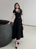 Nuevo Vestido Negro Sexy de Mujer para Otoño/Invierno 2026, Cuello Cuadrado, Manga Corta, Falso Dos Piezas, Ceñido a la Cintura, Falda Larga Amplia