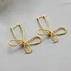 Pendientes de flor trenzada cruzada europea y americana con colgante, pendientes simples y elegantes, accesorios de oreja versátiles de lujo ligero para mujer