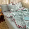 Edición A funda de color liso puntada de triángulo en el borde colcha de verano estilo ins simple algodón puro gasa de burbujas estilo crema colcha de verano juego de cuatro piezas