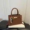 Bolso de mano vintage repujado, bolso tote estilo Kelly con adornos de cuentas de madera, cierre metálico y tamaño pequeño, perfecto para ir al trabajo estilo Melard
