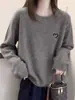 Camiseta de manga larga con cuello redondo, gruesa, de moda y versátil para mujer, con textura de felpa cepillada, perfecta como capa base para el otoño de 2026