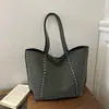 Bolsa de Ombro Tote Grande Capacidade Modelo Novo Fashion e Estiloso com Rebites Únicos 2026 Bolsa de Ombro Retro para o Dia a Dia
