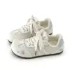 Sapatos casuais respiráveis de sola macia para mulheres, coleção outono 2026, sapatos baixos femininos, tênis de treino alemães, confortáveis para usar o dia todo, tênis brancos, tênis de skate femininos