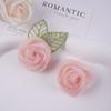 Fábrica de tecido direto handmade rosa flor gaze flor pulso flor acessórios flor rosa com folhas duplas