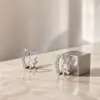 Brincos de Clipe para Orelha Cruzados Japão Coreia Luxo Leve Quadrados de Zircônia Camada Dupla em Formato de C Moda Micro-pavimentados Completamente Envolvidos em Diamante