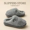 Pantuflas de Algodón para Hombre Invierno 2025 Nuevas para Interior Hogar Suela Gruesa Para Exteriores Cálidas Pantuflas de Algodón Peludo para Hombre Venta al por Mayor
