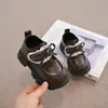 Mocasines de moda para niñas con lazo antideslizante, zapatos de cuero de otoño, estilo princesa, encaje, nuevo modelo 2026, suela suave, versión coreana