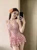 Traje de baño de dos piezas de alta gama para mujer, estilo falda, para resort y aguas termales, con lunares rosas y negros, escote halter, para busto pequeño, sexy, con volantes, que cubre el abdomen.