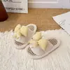 Nuevas pantuflas de algodón afelpado con lazo a cuadros estilo coreano para niñas, con suela suave, adecuadas para usar en interiores y exteriores