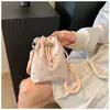 Bolso Cubo de Moda Estilo Coreano con Cordón y Remaches Tela de Nylon Nuevo para Mujer Versátil Ligero Bolso Cruzado para Teléfono