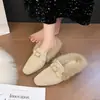 Sapatos peludos retrô para mulheres, novo estilo outono/inverno 2026, com aumento de altura, sandálias de calçar bico fechado com fivela de metal, quentes
