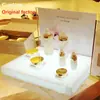 Soporte de Exhibición de Cosméticos Acrílico Personalizado de Múltiples Niveles con Panel Trasero Desmontable e Iluminación LED Adecuado para Mostradores de Tiendas Minoristas