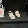 Sandalias para Niñas 2026 Verano Nuevo Estilo Sandalias Birkenstock Infantiles para Niñas, Pantuflas de Punta Cerrada para Niños Pequeños, Zuecos para Niños