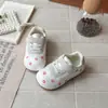 Zapatillas casuales para niñas con ribete de encaje 2026 primavera-verano nueva moda versátiles zapatillas pequeñas para niños y niñas pequeñas