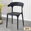 Silla de comedor para adultos de uso doméstico, silla con respaldo simple, silla de ocio, silla de reunión, silla de cuerno de plástico negro para venta al por mayor transfronteriza