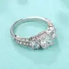 Anel de Noivado Mais Vendido do Aliexpress Cravejado com Zircônio, Banhado a Platina, Liga de Flor Eletrodepositada Anel de Nicho Atacado