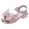 Sandalias para niñas 2025 verano nuevo niños suela suave moda estilo verano niños medianos y grandes niña pequeña zapatos de princesa Elsa