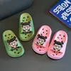 Pantuflas de baño de verano de dibujos animados para niños y niñas, antideslizantes, huecas, con drenaje de agua, para uso en interiores en casa, sandalias de suela blanda