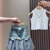 Top de Verano para Niña 2025 Atuendo de Celebridad de Internet Chaleco para Bebé con Panel de Malla Nuevo Conjunto de Falda de Mezclilla Estilo Coreano