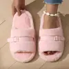 Novos sapatos femininos peludos estilo transfronteiriço com fivela de cinto, adequados para uso externo no outono e inverno, sapatos unissex com forro de pelúcia, pantufas de algodão quentes e estilosas para casa