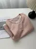 Camiseta de Verano Nueva Casual de Manga Corta a Rayas Falsa de Dos Piezas para Mujer, Ajustada Cuello Redondo Botón Versátil Juvenil Top Tee