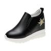 Sapatos Casuais Femininos de Verão e Primavera 2025, Versáteis, Novos, Bordados, Slip-On, Respiráveis, de Cano Baixo, com Ilhós, para Aumentar a Altura