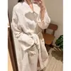 Bata larga de mujer suave y delicada con estampado floral, nuevo modelo de otoño, talla grande, amigable con la piel, cómoda, ropa de estar casual de alta gama