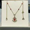 Collar de falda pequeña de alta gama hecho con precisión CNC con abanico en forma de V de oro, rubí e incrustaciones completas de diamantes, cadena para la clavícula de oro rosa de 18 quilates