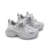 Tênis Esportivo Infantil 2026 Primavera/Outono Novos Sapatos Casuais para Meninas Pequenas Solado Macio Tênis Pai Tênis Infantil com Laço Infantil