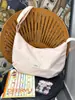 Bolso bandolera bordado con lazo de color amarillo lechoso suave y brumoso, fresco, perfecto para chicas dulces y enérgicas para ir de compras y tomarse fotos.