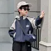 Chaqueta para niño, modelo de primavera y otoño, cortavientos tres en uno para niños, nueva chaqueta softshell deportiva y elegante para otoño e invierno de niños 2026