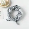 Pedidos Japoneses y Coreanos 58 Bufandas de Seda Bufandas Cuadradas Pequeñas Pañuelos para la Cabeza de Mujer Versátiles Estampado Paisley Bufandas de Algodón y Lino Venta al por Mayor Verano Estilo Delgado