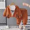 Ropa Deportiva al Aire Libre Estilo Coreano para Niños y Niñas Bebés Primavera y Otoño Modelo Nuevo 2026 Conjunto de Tres Piezas con Sudadera y Bolsillo Tendencia