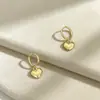 Pendientes de Corazón Retro de Diseño Original para Mujer, Diseño de Nicho de Lujo Ligero, Tachuelas de Corazón de Moda y Versátiles Fábrica