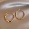 Pendientes de Aro Grandes de Plata Rota Dorada para Mujer, Lujo Accesible y Pendientes de Gama Alta para Otoño e Invierno 2025 Nuevo Estilo Caliente Pendientes de Aro Lisos