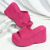 Sandálias Plataforma Wedge Espessas Estilo Influenciador da Moda para Mulheres, Novo Design de Verão 2026 com Letras, Sandálias de Encaixe de Salto Alto para Uso Externo