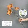 Flor de lírio de três cabeças simulada em 3D, adequada para arranjos florais domésticos, decorações de casamento, paisagismo e como adereço para sessões de fotos de casamento.