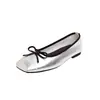 Versão em Couro do Mesmo Estilo Estilo Ballet Costura Quadrado Pequeno Bico Raso Slip-On Sapatilhas Sapatilhas com Laço Femininas Couro Genuíno