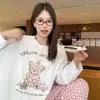 Nueva Camiseta Blanca Linda de Oso con Letra de Manga Larga para Mujer Primavera y Otoño Holgada Estilo Preppy Casual Versátil
