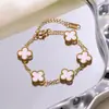 2026 Novo Pulseira Super Brilhante de Trevo de Quatro Folhas e Flor de Cinco Pétalas em Madrepérola Brilhante Leve Luxo Aço Titânio Banhado a Ouro Alta Retenção de Cor Joia de Mão