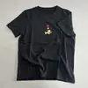 Es muy cómoda y económica, recomiendo la camiseta de manga corta con estampado de cachorros y hebilla de concha, estilo casual, holgada y con cuello redondo.