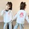 Camiseta de manga longa 100% algodão para meninas, nova para primavera e outono, para crianças de meia-idade e mais velhas, top casual versátil com desenho, camiseta estilosa infantil para usar como base