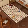 O jogo americano de mesa Maillard é à prova de óleo, à prova d'água, resistente ao calor e fácil de limpar.. É um tapete de mesa de centro de couro luxuoso e de alta qualidade