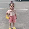 Conjunto de Verão para Meninas Bebê Moda Personalidade Infantil Tendência Estilo Coreano Gola Peter Pan Camiseta com Letra de Coração Shorts Florais